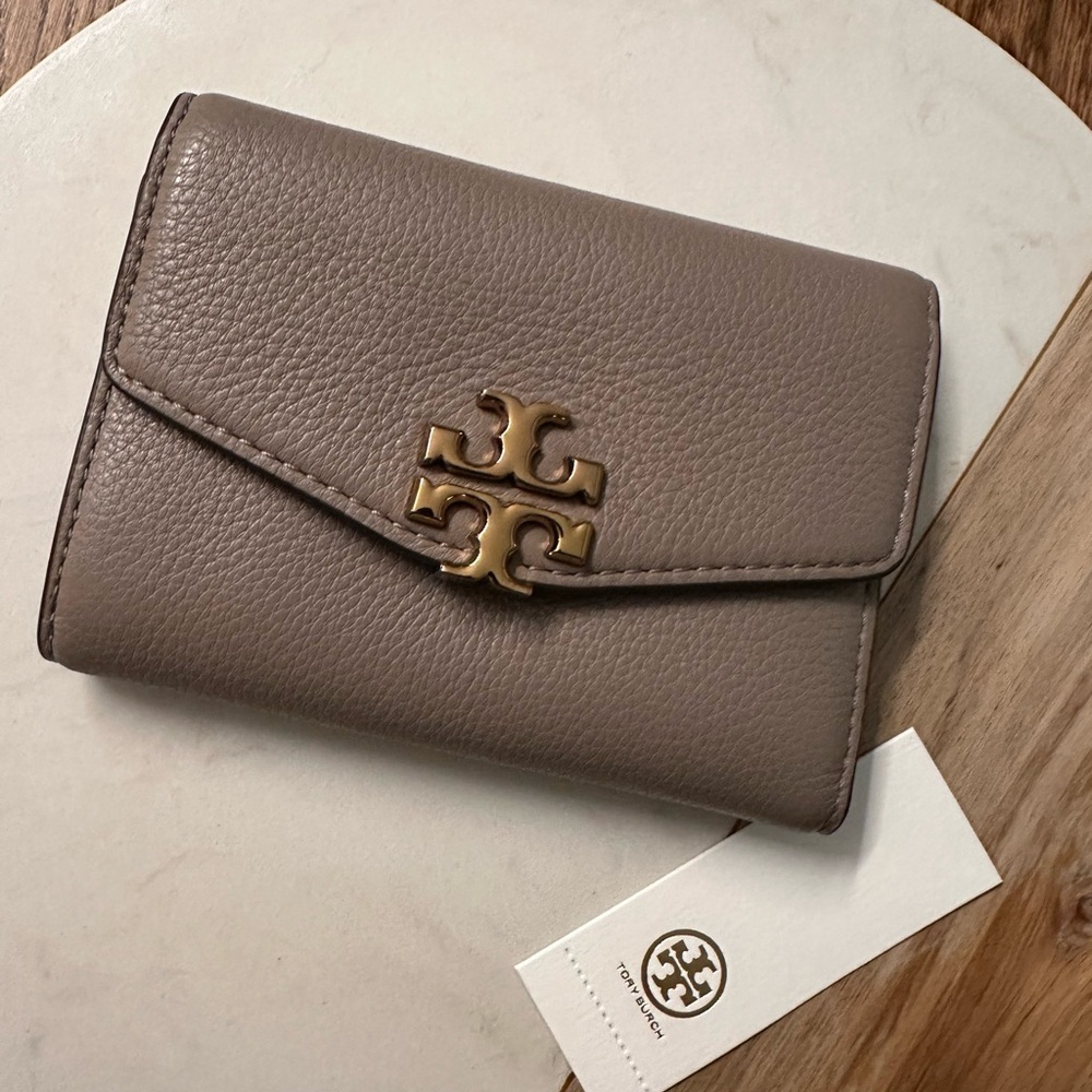 NWT! NEW! Tory Burch Kira Mixed Leather Medium Wallet Gray Heron with Gold Logo